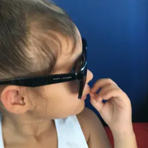 Baby-sitter souriante et de confiance