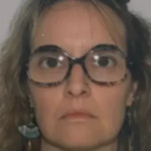Femme de ménage repassage sérieuse 
