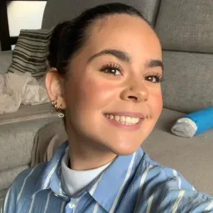 Étudiante, voulant  faire de l'argent  avec les enfants 