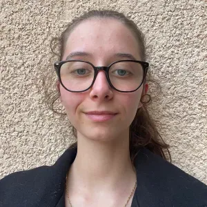 Baby-sitter expérimentée, ponctuelle et motivée