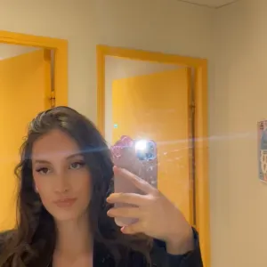 Baby-sitter sérieuse, dispo été 18 ans, Bac ASSP