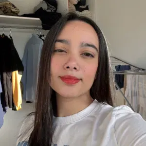 Baby-sitter dynamique et créative disponible