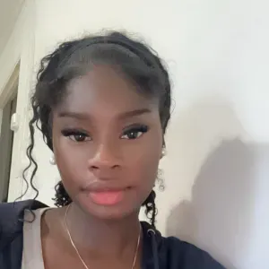 Jeune baby-sitter motivée disponible à Bourges