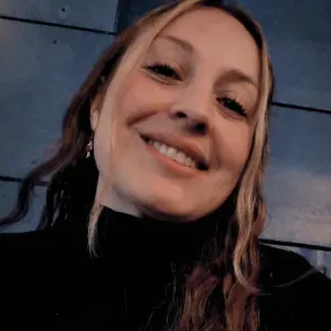 Femme de ménage sérieuse et soigneuse