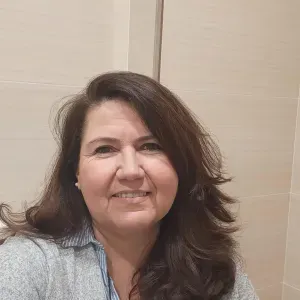 Andréa  cuidando com muito amor e paciência  