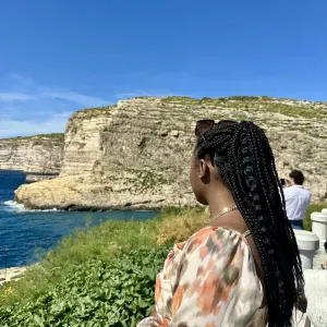 Baby-sitter expérimentée – Disponible dès maintenant ! 