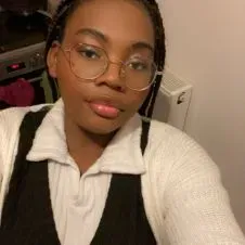 Baby-sitter souriante gentille 