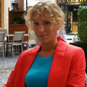 Garde d'enfants et aide à la maison avec bienveillance.