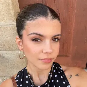 Léna, 22 ans et prête à vous rendre service ! :)