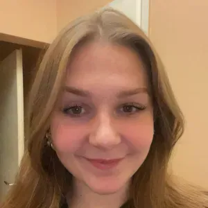 Babysitter attentionnée et pleine de bonne humeur