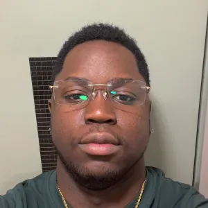 Excelente empregado  de limpeza é responsável 