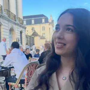 Aide à domicile disponible à Dijon - sérieuse et motivée