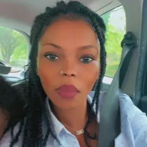 Femme de ménage à joue responsable à joue les tours 