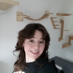 Manon qui murmure à l'oreille des poilus