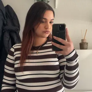 Étudiante qui cherche un baby-sitter travaille 