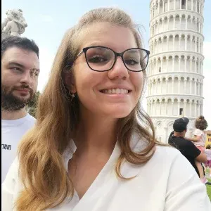 Addetta alle pulizie attenta e precisa