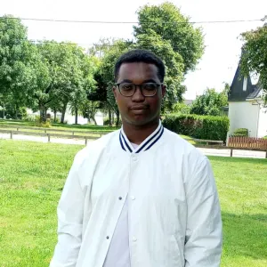 Liam 18 ans, cherche un travail avant le début des études