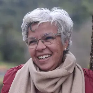 Mãe e avó dedicada para cuidar de sua criança