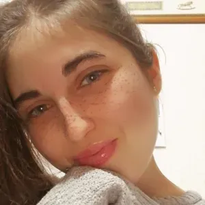 Chica joven ofrece servicio de canguro.