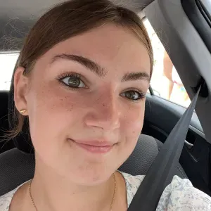 Jeune femme engagée prête à nettoyer 