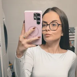 Femme de ménage resposable est a l'écoute a Vich