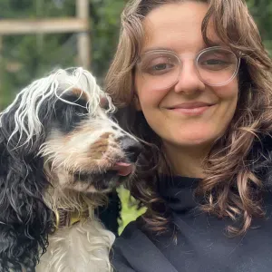 Dog walkeuse Montreuilloise qui déambule dans la forêt  