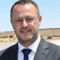 مساعدة كبار السن في منازلهم و كذالك في دار المسنين