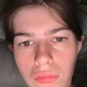 Stundent opzoek naar  kinderen om op opgepast 