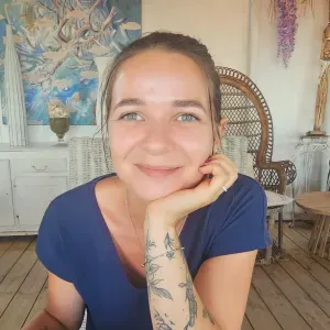 Baby-sitter expérimentée et bienveillante à votre service