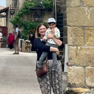 Baby sitter occasionnelle patiente,  à l'écoute et solaire 