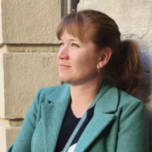 Femme de ménage motivée et souriante à Thiers