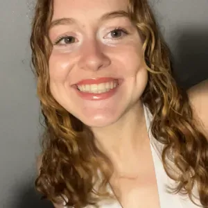 Baby-sitter sérieuse disponible en journée en semaine.