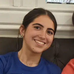 Babysitter com experiência com crianças de 3 a 12 anos