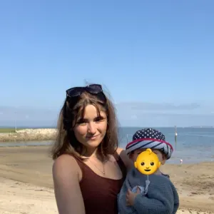 Jeune fille expérimentée et recommandée propose babysitting