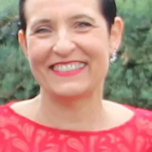 Baby-sitter maman senior disponible de suite