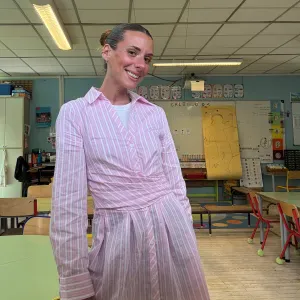 Baby sitter travaillant avec les enfants à la maternelle