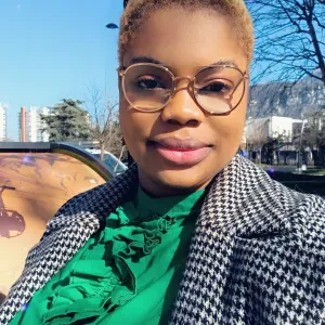 Baby-sitter expérimentée et fiable