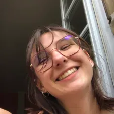 Étudiante qui aime aider les élèves 