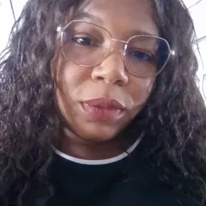 Empleada de limpieza en palma con atención al detalle 