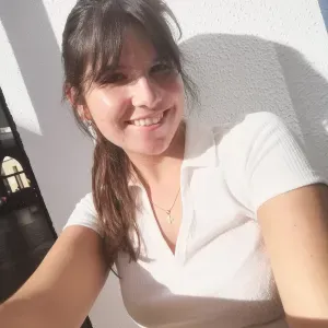 Mujer a la que le encantan los niños, disponible para cuidar