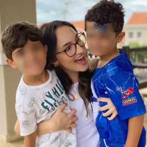 Liebevolle junge Frau mit Erfahrung in der Kinderbetreuung