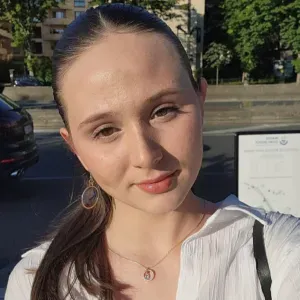 Étudiante infirmière propose aide pour personnes âgées