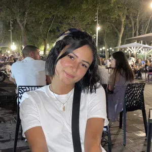 Jeune étudiante passionnée des animaux