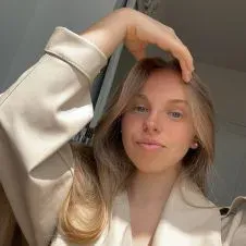 Baby-Sitter joyeuse et artiste des rires