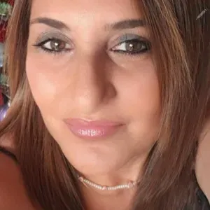 Baby-sitter souriante et attentionnée pour vos enfants.