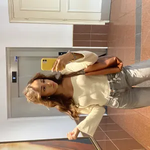 Lycéenne à la recherche d'animaux à garder