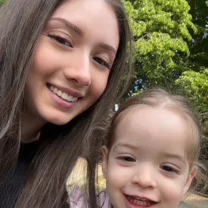 Liebevolle Babysitterin bietet Unterstützung an