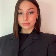 Étudiante qui recherche un job pour financer ses études.