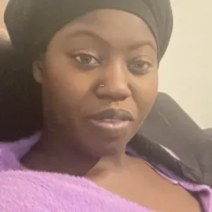 Femme de ménage qui aime la satisfaction de son client