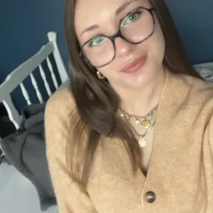 Baby-sitter sérieuse et douce de 16 ans 